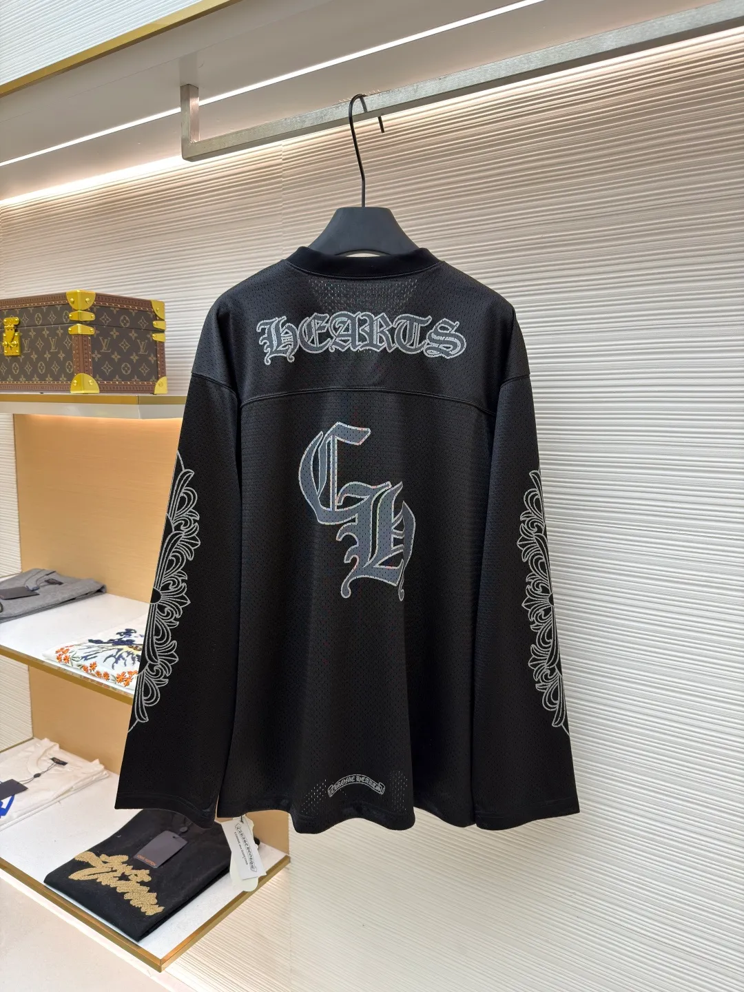 Chrome Hearts Ice Hockey Uniform Letter Printed Long Sleeve ●Original: Purchased and developed by 15539 ●Item No.: 1681770-A15 ●Fabric: High-density breathable mesh fabric ●Technology: Printing ●Color: Black ●Version: Fitted version ●Weight: about 565 grams ●Size: S-M-L ●Description: Made of high-density breathable mesh fabric, treated with soft washing technology, it is smooth to the touch and breathable, and will not feel stuffy after long-term wear. The side of the trousers is decorated with embossed pattern embroidery, which is made through multi-layer needlework technology. The texture is three-dimensional and exquisite, and it is not easy to fall off, highlighting the dark aesthetic style of the brand. The waist is equipped with a drawstring design, which is suitable for various waistlines and can be worn without restraint. The fit is a loose, straight cut, with natural hems to ensure a neat look and plenty of room for movement. The stitching of the whole trousers is neat and even, and there is no accumulation of burrs in the details. The size is measured manually (an error of 1-3CM is normal). The craftsmanship balances comfort attributes and trendy design. It is a street style item with both practicality and style. The overall wiring is straight and delicate, the fabric is comfortable and soft, and the color is consistent without color difference. It can be matched with the same style to create a fashionable look and control various occasions. Customized accessories, complete with three standards, same style for men and women!